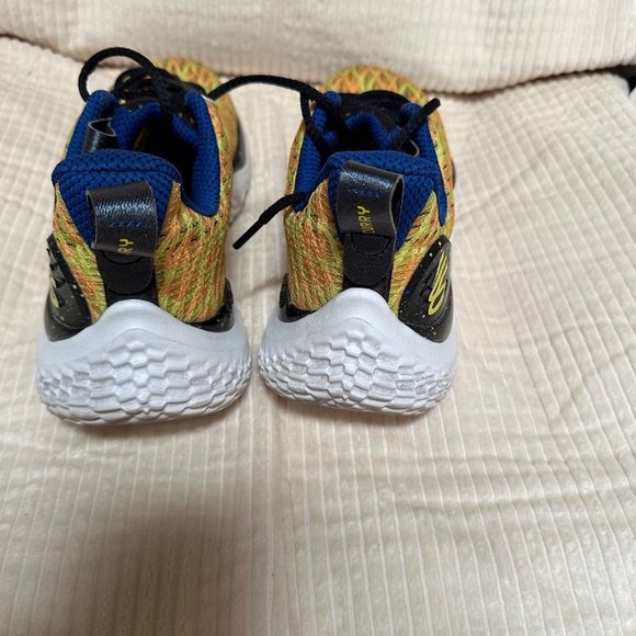 UNDER ARMOUR CURRY - Picture 3 of 5